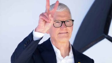Tim Cook e John Ternus em evento da Apple
