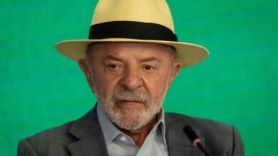 Lula e autoridades em reunião institucional