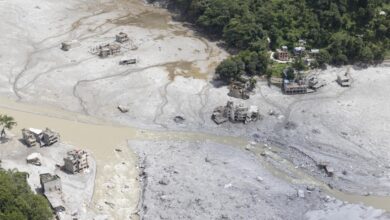 Trabalhadores são resgatados no Nepal nove dias após enchentes