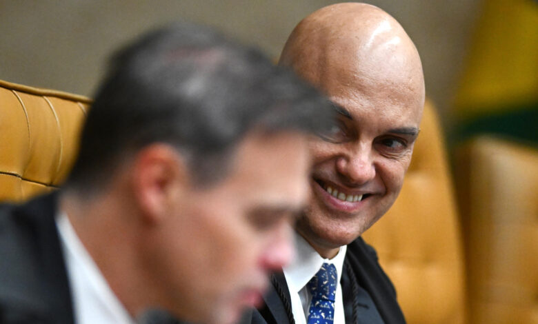 Os ministros André Mendonça e Alexandre de Moraes em sessão no Supremo Tribunal Federal