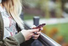 Jovens utilizando dispositivos digitais conectados à internet