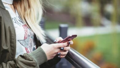 Jovens utilizando dispositivos digitais conectados à internet