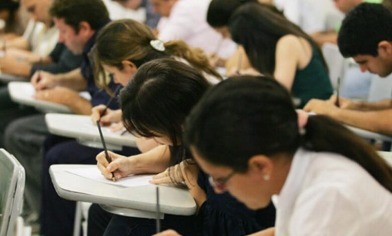 Candidata prestando atenção em edital de concurso público