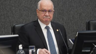 Fachin aguarda explicações de ministros para decidir sobre crise