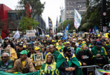 Flávio Bolsonaro em ato político na avenida Paulista