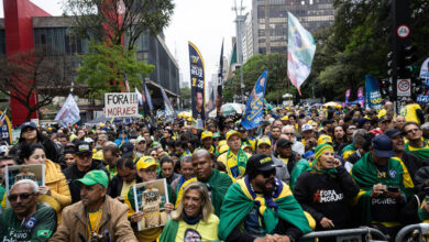 Flávio Bolsonaro em ato político na avenida Paulista