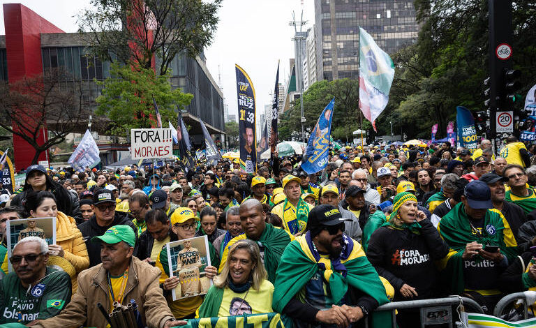 Flávio Bolsonaro em ato político na avenida Paulista