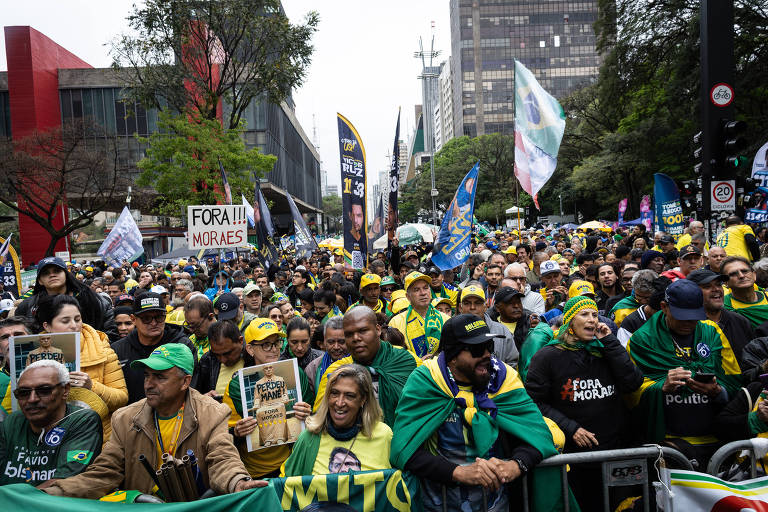 Flávio Bolsonaro reúne apoiadores na avenida Paulista para ato do 7 de Setembro