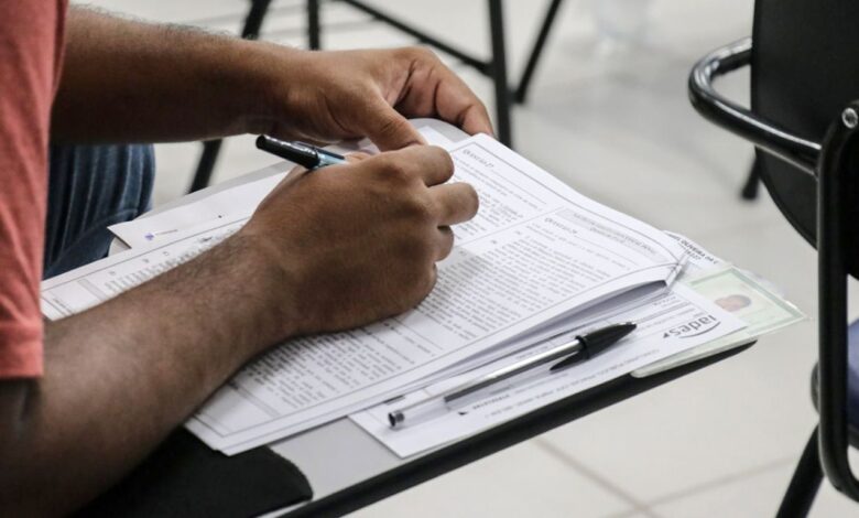 Candidatos realizando concurso público municipal em Abaetetuba