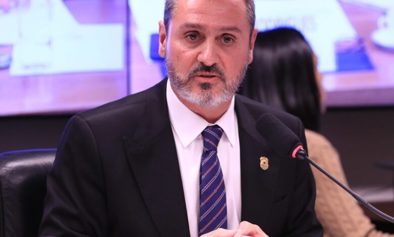 Dino determina reintegração de Andrei Rodrigues ao comando da PF