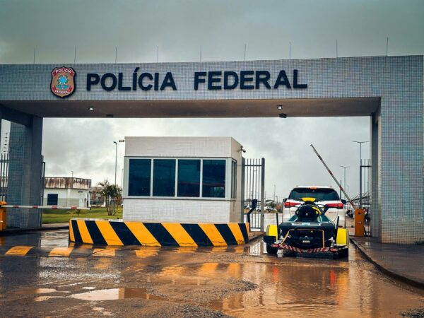 Viatura da Polícia Federal durante operação