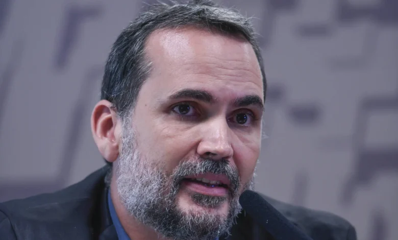 Gráficos e painel com informações econômicas