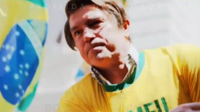 Policiais federais em operação contra o financiamento do filme Dark Horse