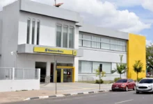 Fachada de agência bancária durante paralisação