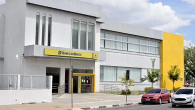 Fachada de agência bancária durante paralisação