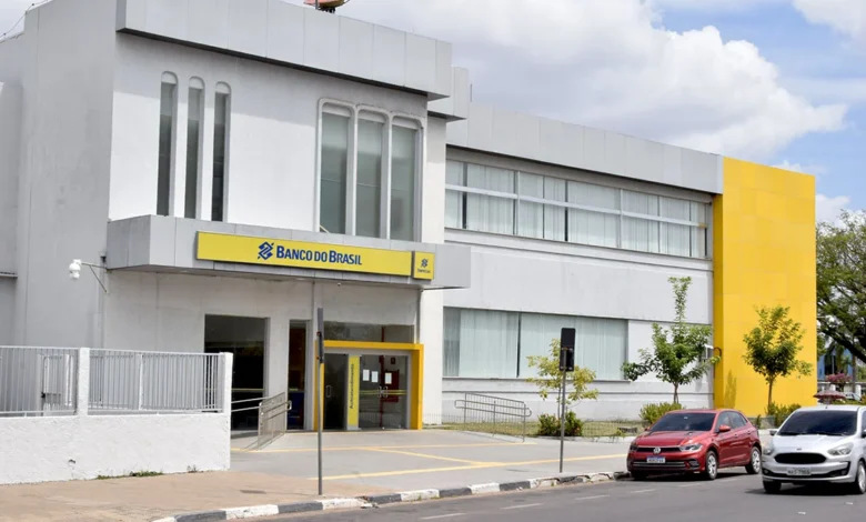Fachada de agência bancária durante paralisação