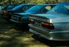 Traseira de um automóvel sedan em dia chuvoso