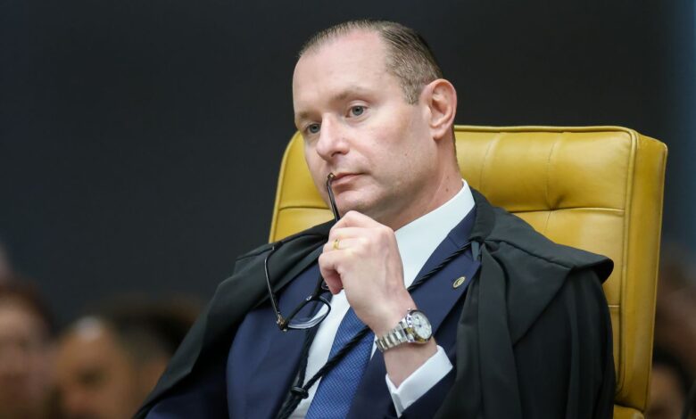 Ministro Cristiano Zanin durante sessão no Supremo Tribunal Federal