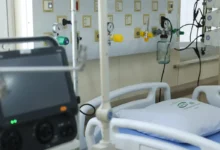 Equipe médica em ambiente cirúrgico hospitalar