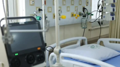 Equipe médica em ambiente cirúrgico hospitalar
