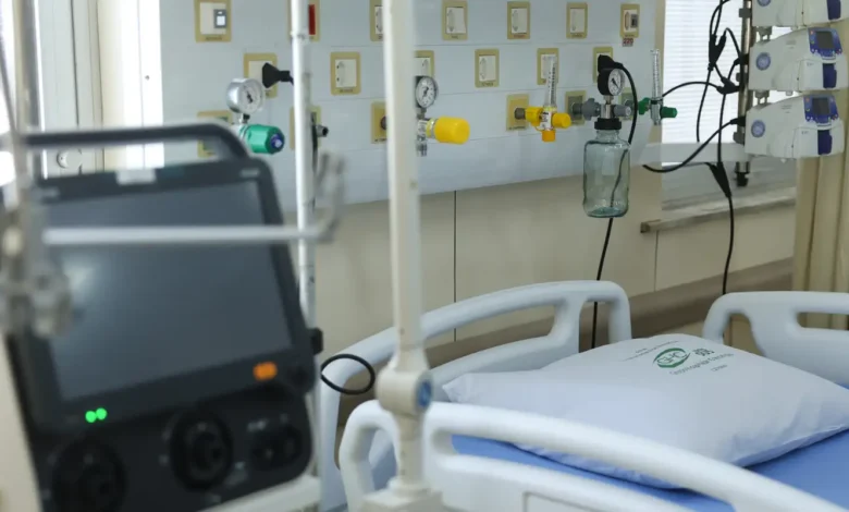Equipe médica em ambiente cirúrgico hospitalar
