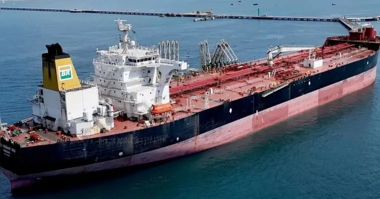 Navio da Transpetro em operação marítima