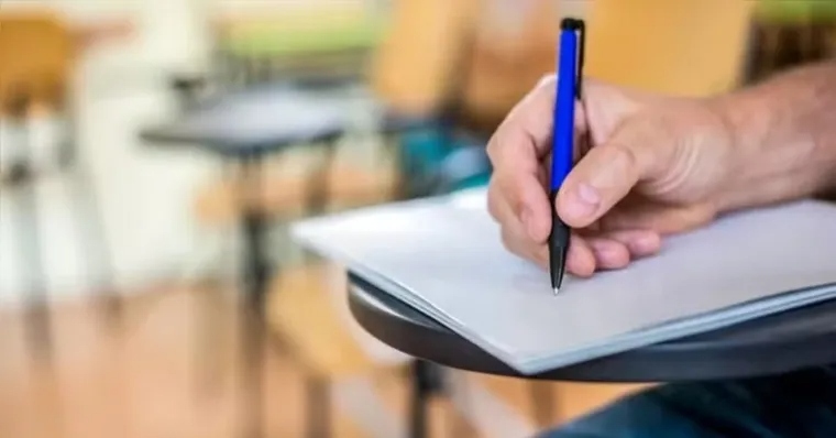 Pessoas estudando e preparando-se para concursos públicos no Brasil