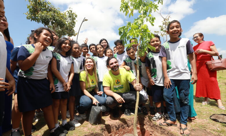 Prefeitura planta 300 mudas no Portal da Amazônia