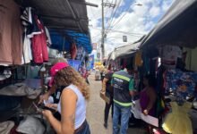Equipes da Seinfra durante escuta ativa com feirantes do Telégrafo em Belém