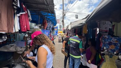 Equipes da Seinfra durante escuta ativa com feirantes do Telégrafo em Belém