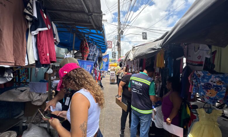 Equipes da Seinfra durante escuta ativa com feirantes do Telégrafo em Belém
