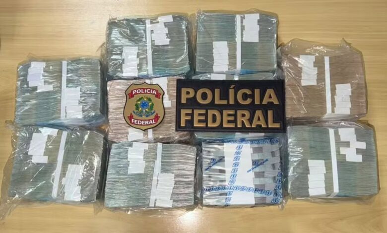 Cedulas de dinheiro apreendidas pela Policia Federal durante acao em Manaus