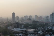 Amanhecer encoberto por fumaça na manhã desta quinta-feira no centro de Manaus