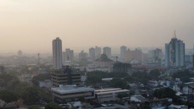 Amanhecer encoberto por fumaça na manhã desta quinta-feira no centro de Manaus