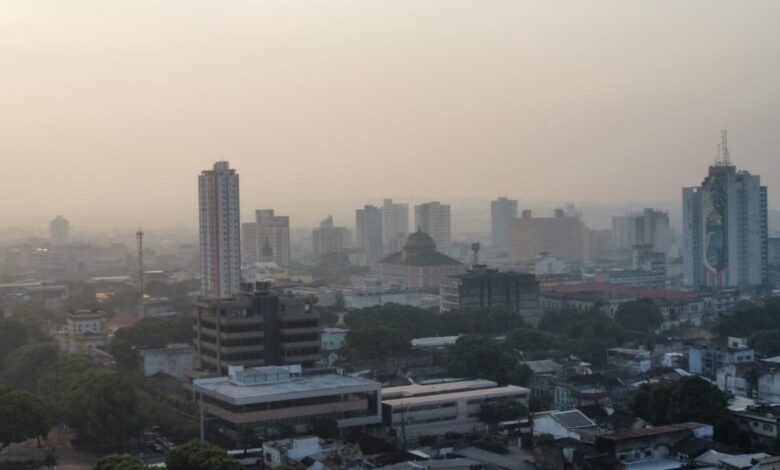 Amanhecer encoberto por fumaça na manhã desta quinta-feira no centro de Manaus