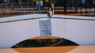 Eleitores votam nas urnas durante as eleições no Brasil