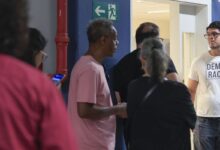 Eleitores comparecem aos locais de votação durante o primeiro turno