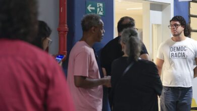 Eleitores comparecem aos locais de votação durante o primeiro turno