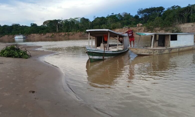 Caminhões e barcos da prefeitura de Cruzeiro do Sul transportando produtos agrícolas