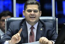 Senador Davi Alcolumbre durante atendimento à imprensa no Senado Federal
