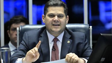 Senador Davi Alcolumbre durante atendimento à imprensa no Senado Federal