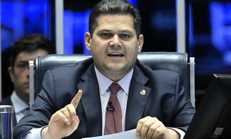 Senador Davi Alcolumbre durante atendimento à imprensa no Senado Federal