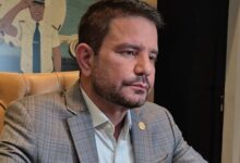 Ex-governador Gladson Camelí em ato público no Acre durante campanha eleitoral