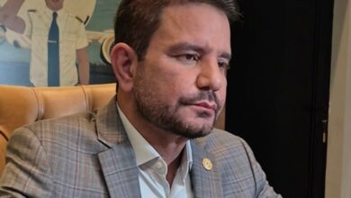 Ex-governador Gladson Camelí em ato público no Acre durante campanha eleitoral