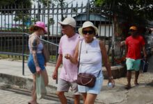 Romeiros participando das procissões do Círio de Nazaré em Belém sob sol forte