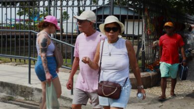 Romeiros participando das procissões do Círio de Nazaré em Belém sob sol forte