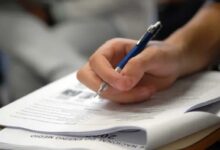 Ilustração representando documentos de concurso público e calendário de inscrições