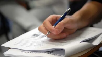 Ilustração representando documentos de concurso público e calendário de inscrições