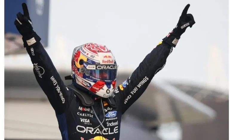 Max Verstappen celebra a pole position na classificação da Sprint em Singapura