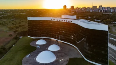 Símbolo do Tribunal Superior Eleitoral (TSE) em fundo institucional